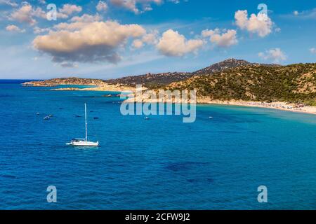 Yacht ankern in kristallklarem türkisfarbenem Wasser vor der tropischen Insel, alternative Lebensweise, Leben auf einem Boot. Luftaufnahme der Yacht bei Anc Stockfoto