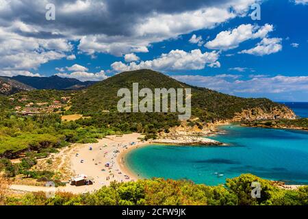 Su Portu Strand in der Nähe von Spaggia di Chia Sa Colonia und berühmten Chia Strand, Sardinien, Italien, Europa. Sardinien ist die zweitgrößte Insel im Mittelmeer Stockfoto