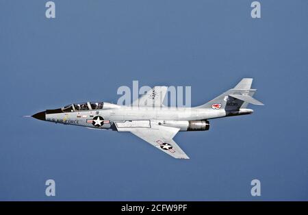 1978 - eine Ansicht von der linken Seite einer F-101 Voodoo aircraft Banking auf der linken Seite im Flug. Stockfoto