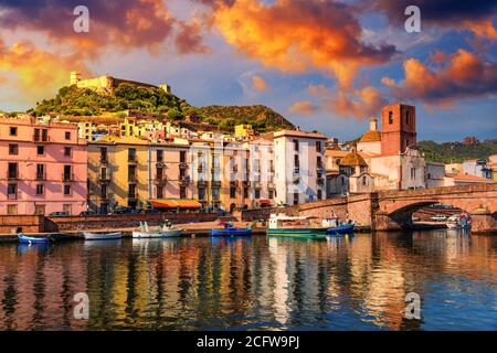 Schöne Sicht auf Bosa Stadt, Sardinien Insel, Italien. Reiseziel. Bosa Stadt mit Ponte Vecchio Brücke über den Fluss Temo. Wunderbarer Morgen Stockfoto