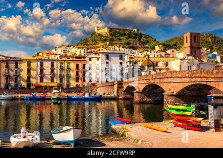 Schöne Sicht auf Bosa Stadt, Sardinien Insel, Italien. Reiseziel. Bosa Stadt mit Ponte Vecchio Brücke über den Fluss Temo. Wunderbarer Morgen Stockfoto