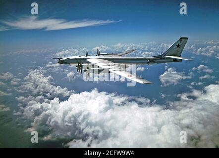 1976 - Ein Luft-zu-Luft linke Seitenansicht eines sowjetischen Tu-95 Bear Flugzeuge. Stockfoto