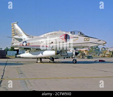 Eine Ansicht von rechts vorne auf einer Marine A-4M Skyhawk Flugzeuge sitzen auf dem Flug. Die A-4M ist aus marinen Light Attack Squadron 331 (VMAL-331). Stockfoto