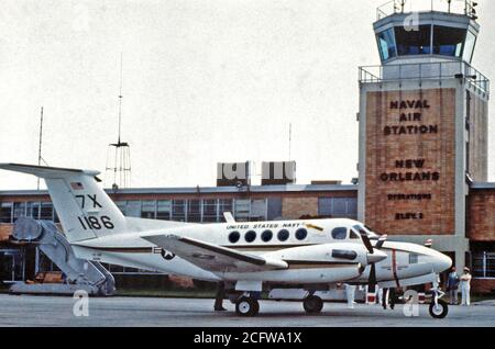 1979 - eine Ansicht von der rechten Seite eines UC-12B Transportflugzeuge vor der Air Station Operationen Gebäude geparkt. Das Flugzeug wurde vor Kurzem mit der Marine in Dienst gestellt. Stockfoto