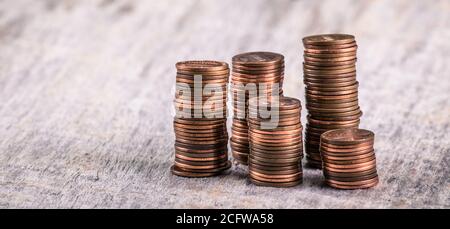 Stapel alter Groschen auf einem Holztisch Stockfoto