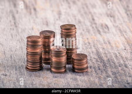 Stapel alter Groschen auf einem Holztisch Stockfoto