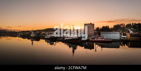 Wunderschöner orangefarbener Sonnenuntergang über Coos Bay, Oregon in den Vereinigten Staaten Stockfoto