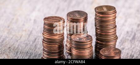 Stapel alter Groschen auf einem Holztisch Stockfoto