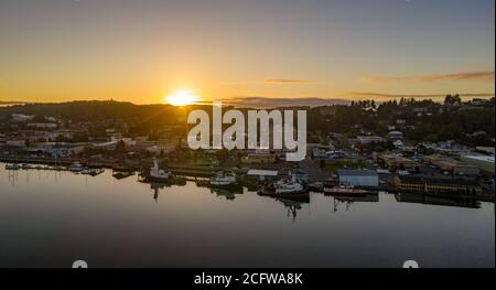 Wunderschöner orangefarbener Sonnenuntergang mit Sonnenstern über Coos Bay, Oregon in den USA Stockfoto