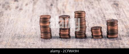 Stapel alter Groschen auf einem Holztisch Stockfoto