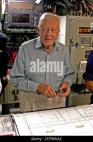 2005 - Der ehemalige US-Präsident Jimmy Carter (D) über die Navigation Tabelle im Kontrollraum von seinem namensvetter Schiff, das Meer Wolf Klasse Angriffs-U-Boot USS Jimmy Carter (SSN 23). Präsident Carter und seiner Frau Rosalynn, verbrachten die Nacht an Bord des U-Boots, touring das Schiff und Treffen mit Besatzungsmitglieder. Die USS Jimmy Carter ist der dritte Sea Wolf Klasse Angriffs-U-Boot. Stockfoto