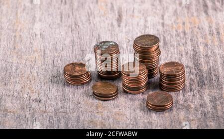 Stapel alter Groschen auf einem Holztisch Stockfoto