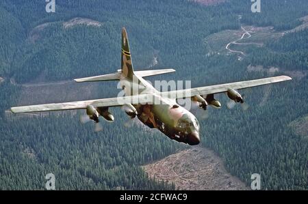 1978 - Ein Luft-zu-Luft-Ansicht von rechts vorne auf der 36th Tactical Airlift Squadron C-130E Hercules Flugzeuge. Stockfoto