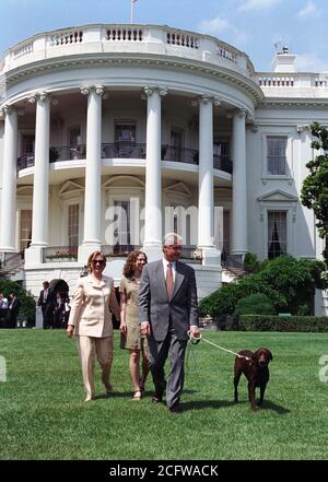 7/24/1998 Foto von Präsident William Jefferson Clinton, First Lady Hillary Rodham Clinton, Chelsea Clinton, und Freund der Hund zu Fuß auf den South Lawn Stockfoto