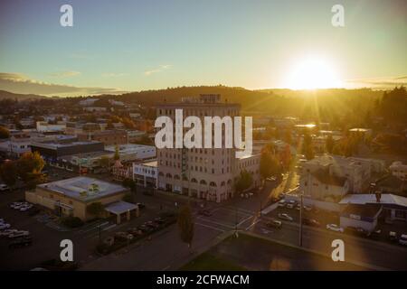 Die Stadt Coos Bay in Oregon bei Sonnenuntergang, aufgenommen mit Drohne Stockfoto