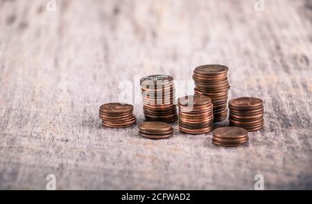 Stapel alter Groschen auf einem Holztisch Stockfoto