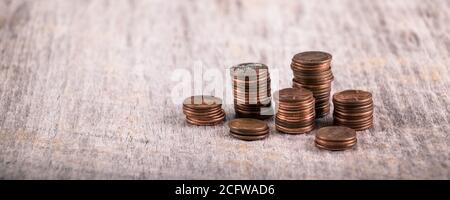 Stapel alter Groschen auf einem Holztisch Stockfoto