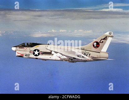 1978 - Ein Luft-zu-Luft linke Seitenansicht eines Angriffs Squadron 12 (VA-12) A-7E Corsair II Flugzeuge. Stockfoto