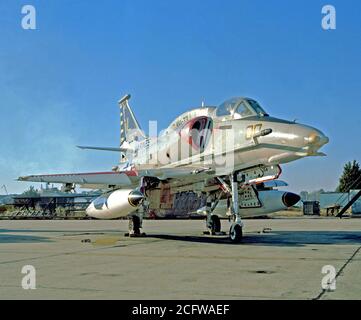 1978 - eine Ansicht von rechts vorne auf einer Marine A-4M Skyhawk Flugzeuge sitzen auf dem Flug. Die A-4M ist aus marinen Light Attack Squadron 331 (VMAL-331). Stockfoto