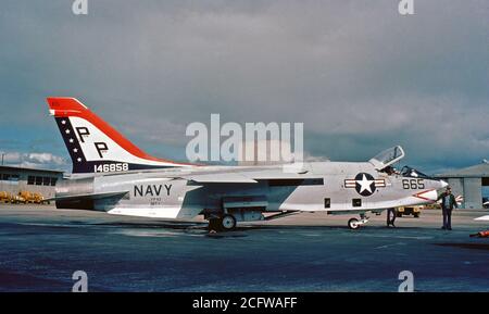 1976-A, rechts eine leichte Fotografische Reconnaissance Squadron 63 (VFP-63) RF-8 G Crusader Flugzeuge, die auf dem Flug Leitung geparkt. Das Flugzeug wurde in Bicentennial Thema gemalt worden. Stockfoto