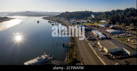 Coos Bay und Highway 101 aus der Luft mit Drohne. Stockfoto