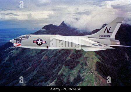 1973 - Ein Luft-zu-Luft Ansicht von der linken Seite aus einem leichten Fotografische Reconnaissance Squadron 63 (VFP-63) RF-8 G Crusader Flugzeuge. Stockfoto