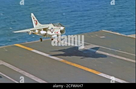 1978 - ein Angriff Squadron 12 (VA-12) A-7E Corsair II Flugzeuge landet an Bord des Atom-Flugzeugträger USS Dwight D. Eisenhower (CVN 69). Stockfoto