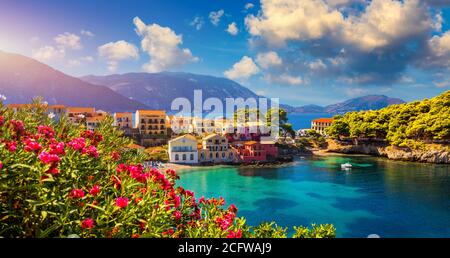 ASSOS Dorf in Kefalonia, Griechenland. Türkisfarbene Bucht im Mittelmeer mit schönen bunten Häusern in Assos Dorf in Kefalonia, Griechenland, I Stockfoto