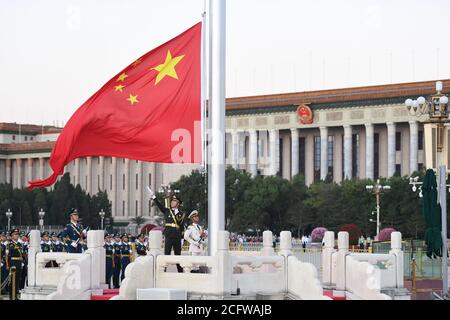 Peking, China. September 2020. Am 8. September 2020 findet auf dem Tian'anmen-Platz in Peking, der Hauptstadt Chinas, eine nationale Flaggenzeremonie statt. Quelle: Ju Huanzong/Xinhua/Alamy Live News Stockfoto