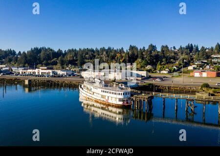 Altes Schiff in Coos Bay, Oregon mit Highway 101 im Hintergrund. Stockfoto