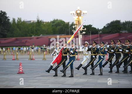 Peking, China. September 2020. Am 8. September 2020 findet auf dem Tian'anmen-Platz in Peking, der Hauptstadt Chinas, eine nationale Flaggenzeremonie statt. Quelle: Ju Huanzong/Xinhua/Alamy Live News Stockfoto