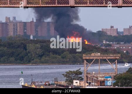 NEW YORK, NY – 07. SEPTEMBER 2020: FDNY-Feuerwehrleute kämpfen bei einem Vieralarm-Feuer auf Schrottplatz in Hunts Point Nachbarschaft der Bronx. Stockfoto