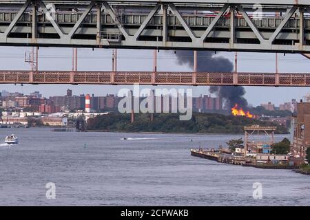 NEW YORK, NY – 07. SEPTEMBER 2020: FDNY-Feuerwehrleute kämpfen bei einem Vieralarm-Feuer auf Schrottplatz in Hunts Point Nachbarschaft der Bronx. Stockfoto