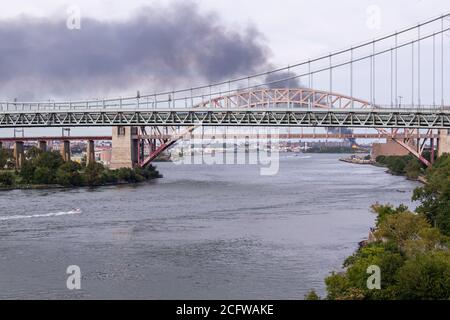 NEW YORK, NY – 07. SEPTEMBER 2020: FDNY-Feuerwehrleute kämpfen bei einem Vieralarm-Feuer auf Schrottplatz in Hunts Point Nachbarschaft der Bronx. Stockfoto