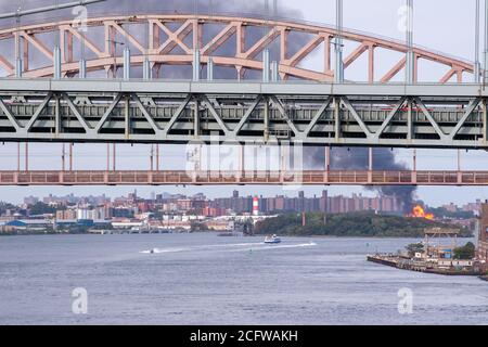 NEW YORK, NY – 07. SEPTEMBER 2020: FDNY-Feuerwehrleute kämpfen bei einem Vieralarm-Feuer auf Schrottplatz in Hunts Point Nachbarschaft der Bronx. Stockfoto