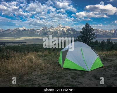 Zeltcamping mit Blick auf die Tetons im Grand Teton National Park vom Bridger-Teton National Forest, USA Stockfoto