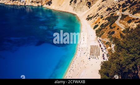 Berühmter Myrtos Strand von Overlook, Kefalonia (Kefalonia), Griechenland. Myrtos Strand, Kefalonia Insel, Griechenland. Wunderschöne Aussicht auf Myrtos Strand, Ionische Isla Stockfoto