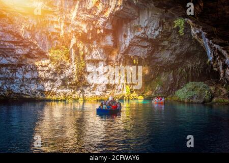 Melissani See auf Kefalonia Insel, Griechenland. Melissani Höhle (Melissani See) in der Nähe von Sami Dorf in Kefalonia Insel, Griechenland. Touristenboot auf dem See in Stockfoto