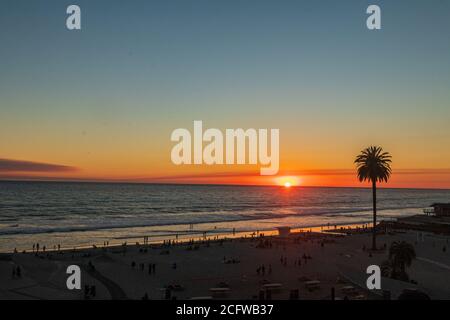 Der Sonnenuntergang am Moonlight State Beach in San Diego, Kalifornien am Dienstag, den 9. Juni 2020. (Rishi Deka) Stockfoto