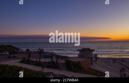 Der Sonnenuntergang am Moonlight State Beach in San Diego, Kalifornien am Dienstag, den 9. Juni 2020. (Rishi Deka) Stockfoto