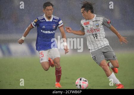 Manabu Saito (R) von Kawasaki Frontale und Ryuta Koike von Yokohama F. Marinos während des J.League J1 Fußballmatches zwischen Yokohama F. Marinos 1-3 Kawasaki Frontale im Nissan Stadion am 5. September 2020 in Yokohama. Kanagawa, Japan. Quelle: FAR EAST PRESS/AFLO/Alamy Live News Stockfoto