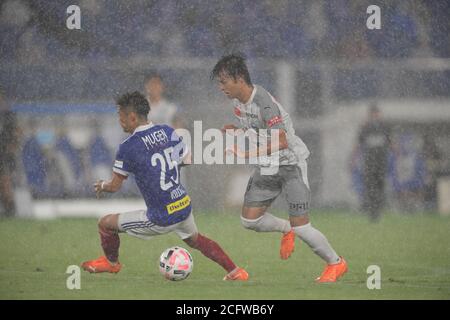 Kaoru Mitoma (R) von Kawasaki Frontale und Ryuta Koike von Yokohama F. Marinos während des J.League J1 Fußballmatches zwischen Yokohama F. Marinos 1-3 Kawasaki Frontale im Nissan Stadion am 5. September 2020 in Yokohama. Kanagawa, Japan. Quelle: FAR EAST PRESS/AFLO/Alamy Live News Stockfoto