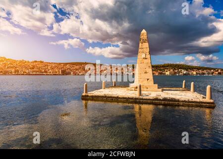 Blick auf die De Bosset Brücke in der Stadt Argostoli auf der Insel Kefalonia. De Bosset Brücke am Seeufer in Argostoli, Kefalonia. Obelisk und de Bosset br Stockfoto