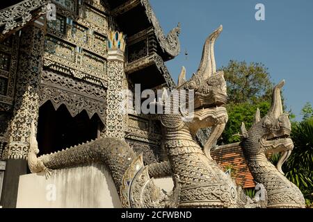 Chiang Mai Thailand - Wat Chedi Luang Eingang mit Drachen Bilder Stockfoto