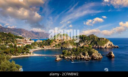 Luftaufnahme der Isola Bella in Taormina, Sizilien, Italien. Isola Bella ist eine kleine Insel in der Nähe von Taormina, Sizilien, Italien. Schmaler Weg verbindet Insel mit mainla Stockfoto