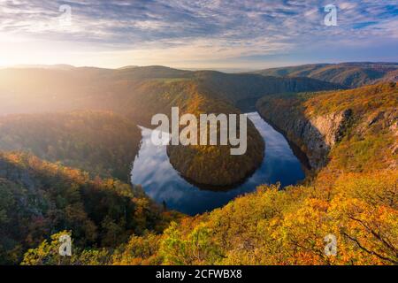 Schöne Vyhlidka Maj, Lookout Maj, in der Nähe von Teletin, Tschechische Republik. Die Mäander des Flusses Moldau von bunten Herbst Wald umgeben Gesehen von oben. Stockfoto