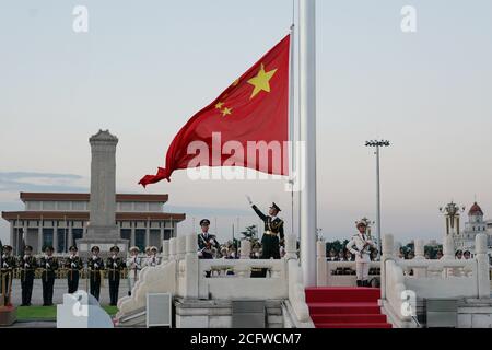 Peking, China. September 2020. Am 8. September 2020 findet auf dem Tian'anmen-Platz in Peking, der Hauptstadt Chinas, eine nationale Flaggenzeremonie statt. Quelle: Ju Huanzong/Xinhua/Alamy Live News Stockfoto