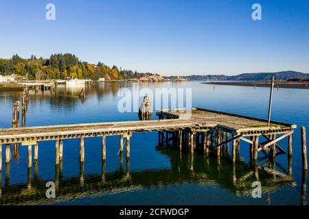 Coos Bay Oregon Pacific Northwest Landschaft mit Wasser und Bäumen Stockfoto