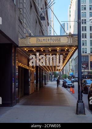 Chicago, Illinois, USA. September 2020. Das berühmte Palmer House Hotel kann dauerhaft geschlossen werden. Die Eigentümer sind 300 Millionen Dollar Schulden und eine Abschottung Klage gegen sie eingereicht wurde. Das Grundstück war aufgrund der COVID-19-Pandemie vorübergehend geschlossen worden. Stockfoto