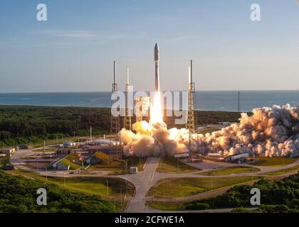 CAPE CANVERAL, FL, USA - 30. Juli 2020 - vor dem Hintergrund des blauen Himmels hebt eine United Launch Alliance ATLAS V 541-Rakete vom Space Launch Complex 4 ab Stockfoto